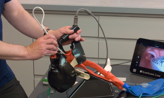 Verwendung des USB™ als Stylet mit einem Macintosh Laryngoskop-Spatel