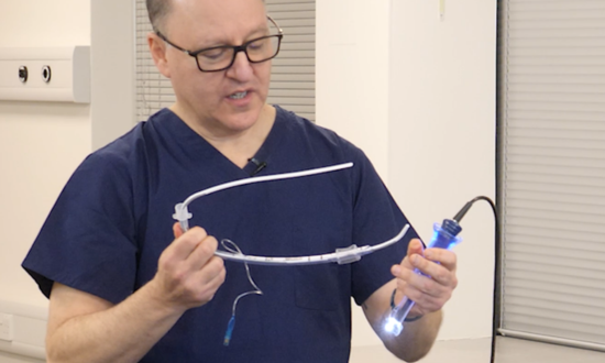 Verwendung des USB™ als Bougie oder Stylet mit einem hyperangulierten Videolaryngoskop-Spatel